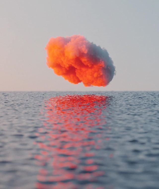 nuage orange sur l'eau