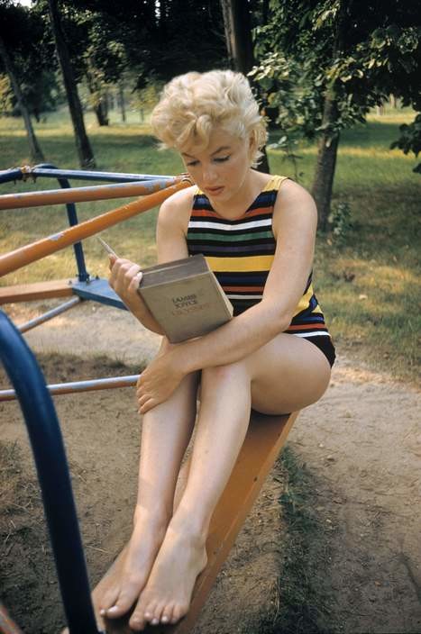 UNITED STATES. New York. Long Island. American actress Marilyn MONROE reads James Joyce's Ulysses. 1955. eve arnold
