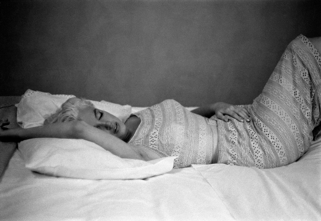 UNITED STATES. Illinois. Well. American actress Marilyn MONROE resting. 1955.