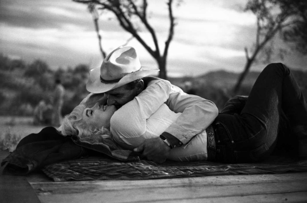 ETATS-UNIS. Nevada. FILM : Les Misfits. Marilyn MONROE et Clark GABLE sur le tournage de "The Misfits". Une scène du film : Roslyn s'abandonne dans les bras de Gay Langland. 1960. EVE ARNOLD